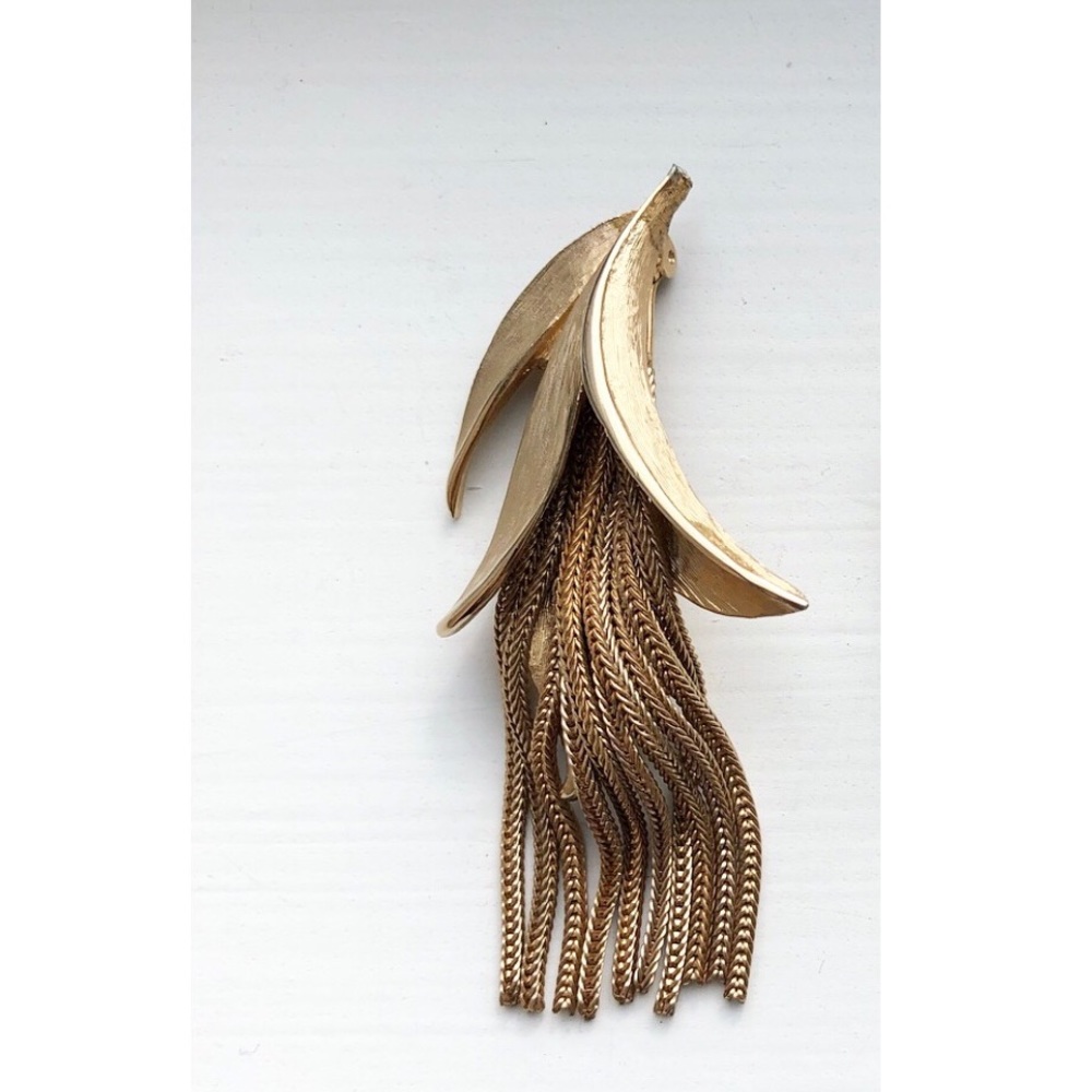 Gorgeous vintage gold fringe tassel pin / brooch